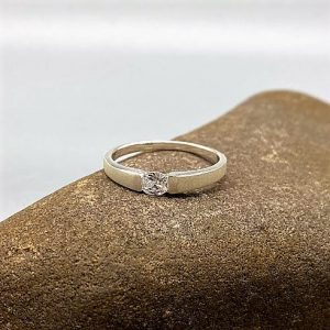 925 zilveren ring, mat met zirkonia steen, wit