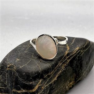 925 zilveren ring, glanzend met zee-opaal