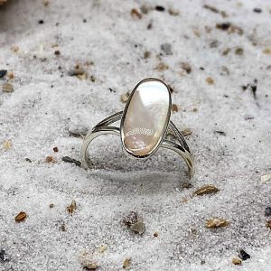 925 zilveren ring, glanzend met zee-opaal, wit