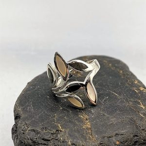 925 zilveren ring, glanzend met parelmoer, wit-zwartlip