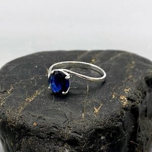 925 zilveren ring, glanzend met heldere zirkonia steen, donkerblauw