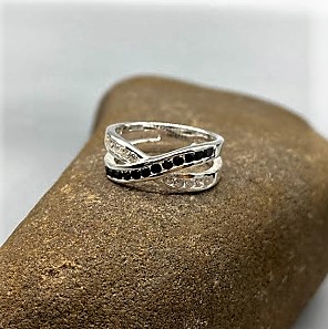 925 zilveren ring, glanzend met zirkonia steentjes, zwart en wit