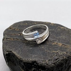 925 zilveren ring, mat / glanzend met zirkonia steentjes, licht blauw-wit