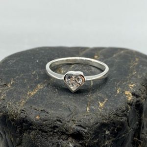 925 zilveren ring, glanzend met zirkonia hartje, wit