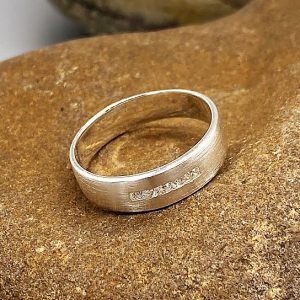 925 zilveren ring, mat met zirkonia steentjes, wit