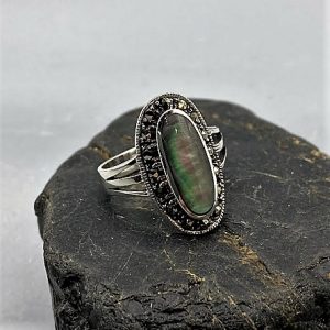925 zilveren ring, glanzend met parelmoer en markasieten, blacklip
