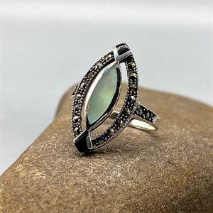 925 zilveren ring, glanzend met parelmoer en markasieten, wit
