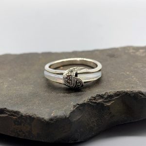 925 zilveren ring, glanzend met parelmoer en markasieten, wit