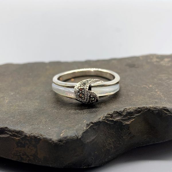 925 zilveren ring, glanzend met parelmoer en markasieten, wit