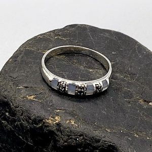 925 zilveren ring, glanzend met parelmoer en markasieten, wit
