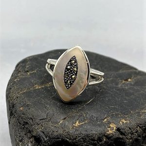 925 zilveren ring, glanzend met parelmoer en markasieten, wit