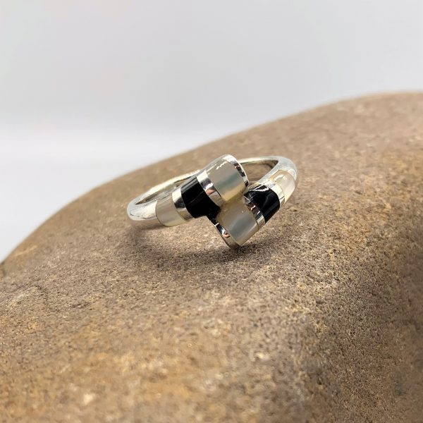 925 zilveren ring, glanzend met echt parelmoer, zwart en wit